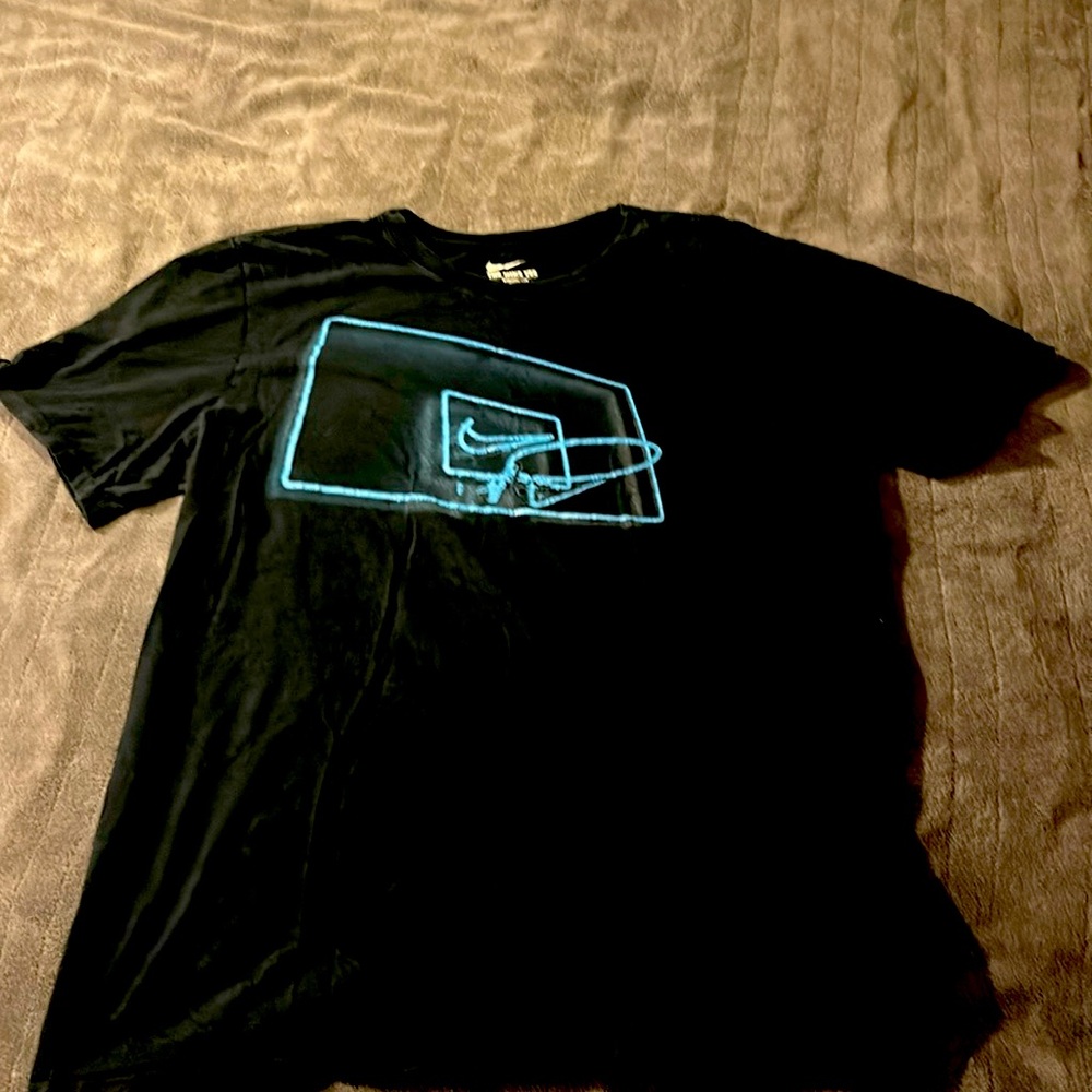 New Nike t-shirt (just a little wrinkled)